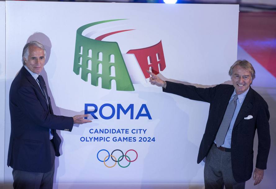 Il presidente del Coni, Giovanni Malagò, e il Presidente del Comitato Promotore, Luca Cordero di Montezemolo, presentano con il logo di Roma 2024 (Ansa)